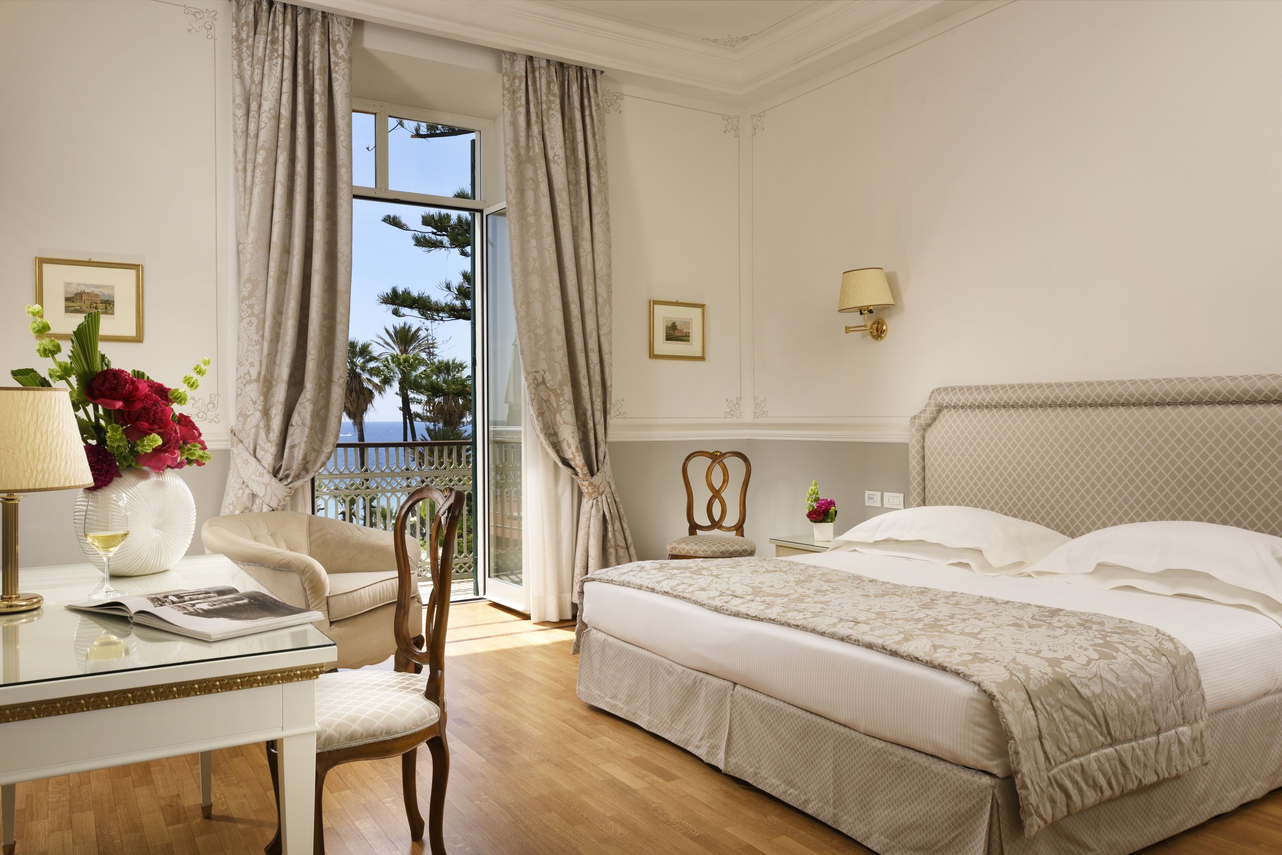 06 Junior_Suite_Sea_View.jpg
